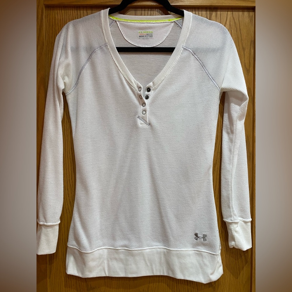 Under Armour Women’s all season gear semifitted thermal white shirt, size small.